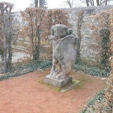 Torzo sochy štítonoše v klášterní zahradě v České Lípě