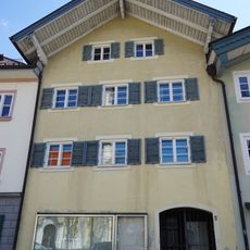 Wohnhaus mit Laden