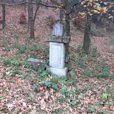 Pomník u silnice na východním okraji Horního Prysku