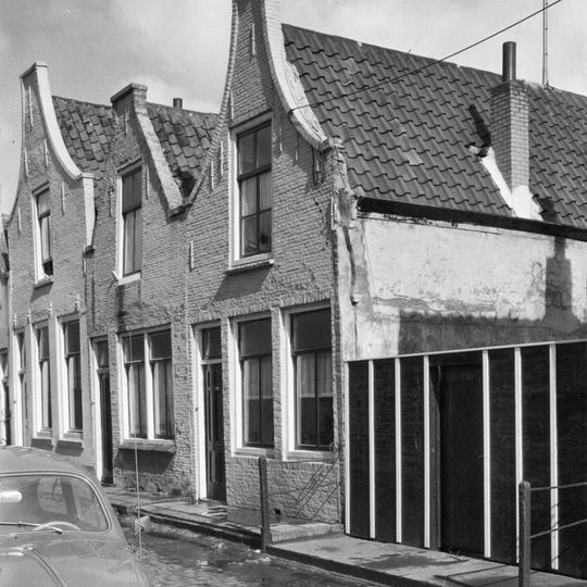 Huis met tuitgevel aan de straat