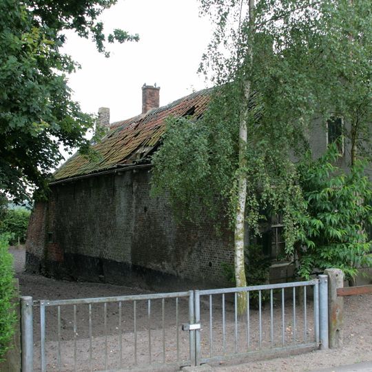 Eenvoudige smederij annex woonhuis in Ambachtelijk-Traditionele bouwstij