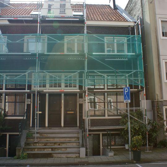 Aaneengesloten reeks onderkelderde dijkwoningen