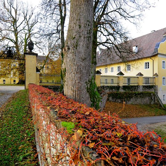 Wirtschaftsgebäude, Nebengebäude des Schlosses und Portal