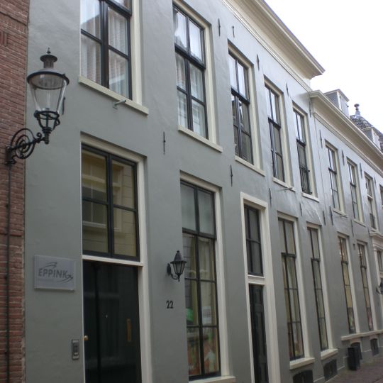 Onderkelderd huis met vijf traveeën brede lijstgevel