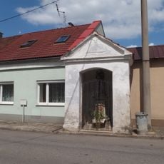 Výklenková kaplička se sochou Madony s děckem