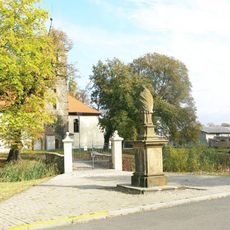 Socha svatého Jana Nepomuckého u kostela ve Spořicích