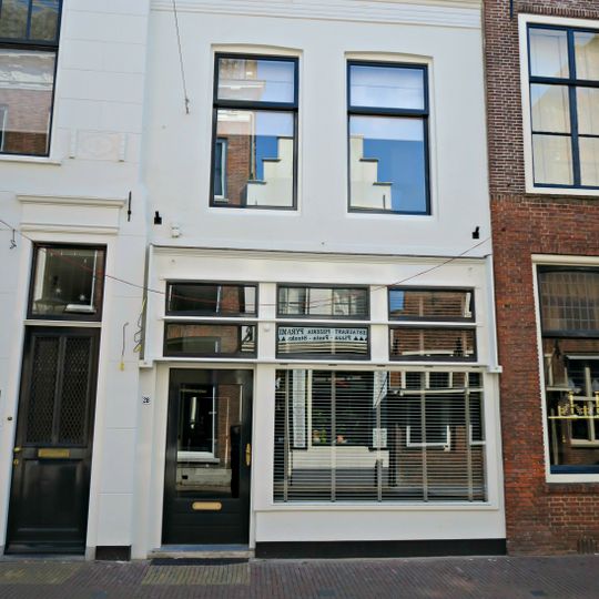 Eenvoudige, gepleisterde lijstgevel