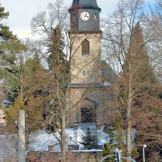Kirche mit angebautem Gemeindehaus und Pfarrhaus, dazu Grünanlage mit Fußgängerbrücke über den Oelsabach, Treppenaufgang, terrassiertem Gelände und wertvollem Gehölzbestand Pfarrweg 2