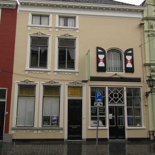 Huis met geelgepleisterde en van stucversiering voorziene lijstgevel: 39 als pakhuis in gebruik