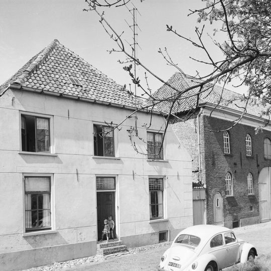 Weeshuiswal 4, Buren