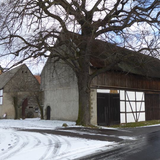 Vierseithof mit Wohnstallhaus, Scheune und zwei Seitengebäuden sowie als Hofzufahrt Torbogen Pegenauer Straße 22