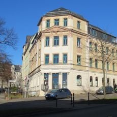 Mietshaus in halboffener Bebauung in Ecklage, mit Vorgarten zur Orthstraße Frankenberger Straße 51