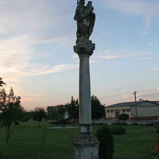 Sloup se sochou Panny Marie