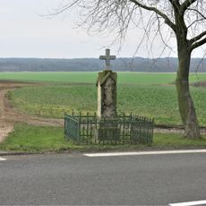 Kříž u silnice na jižním okraji Bratronic