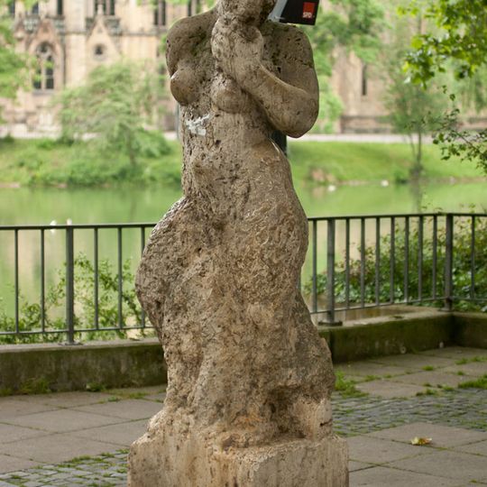 Frau mit Ziegenbockmaske