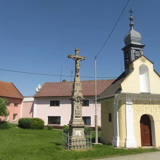 Kříž v Koválovicích u kaple vedle silnice