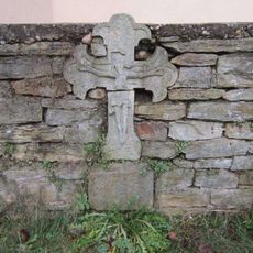 Kříž ve zdi u kostela v Malé Skalici