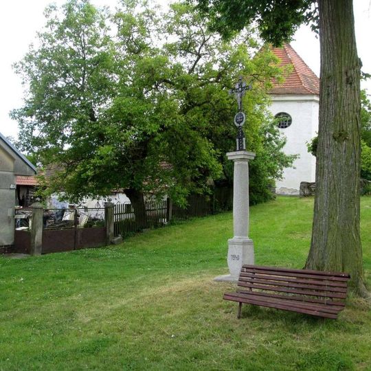 Kříž v Defurových Lažanech u kaple