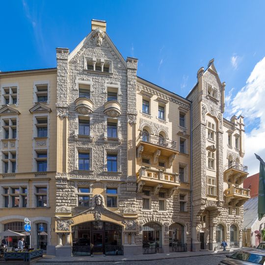 Tenement house with shops in 25/27 Jauniela