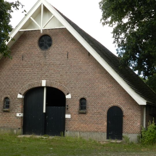 Schuur is opgetrokken onder een zadeldak met rode muldenpannen, windveren en makelaars