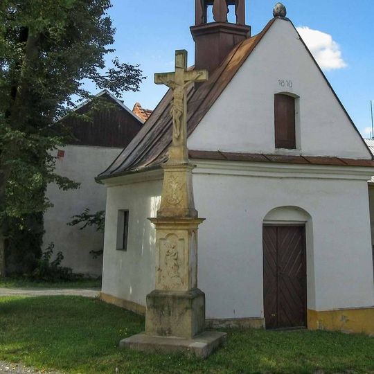 Kříž v Měníku u kaple na návsi