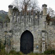 Marc-Aurel-Kaserne – Haupttorgebäude, ehem. Neuschloss