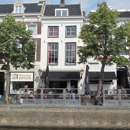 Pand van drie bouwlagen onder pannen gedekt dwars zadeldak tussen puntgevels