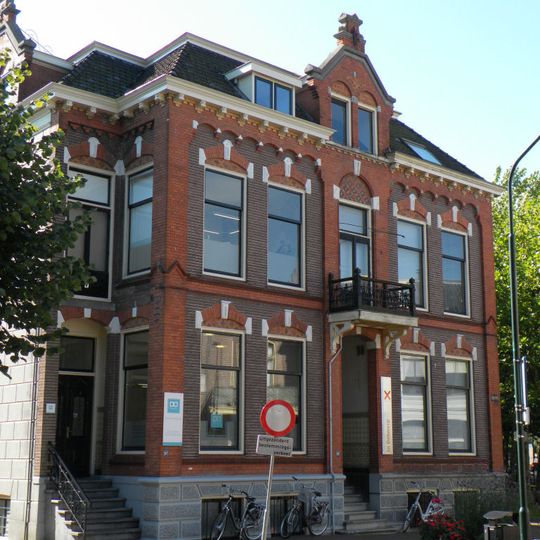 Woonhuis in overgangsstijl