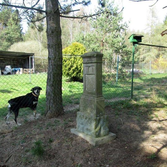 Kříž v Melchiorově Huti u zahrady