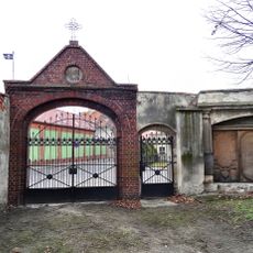 Ogrodzenie z krużgankiem i bramami