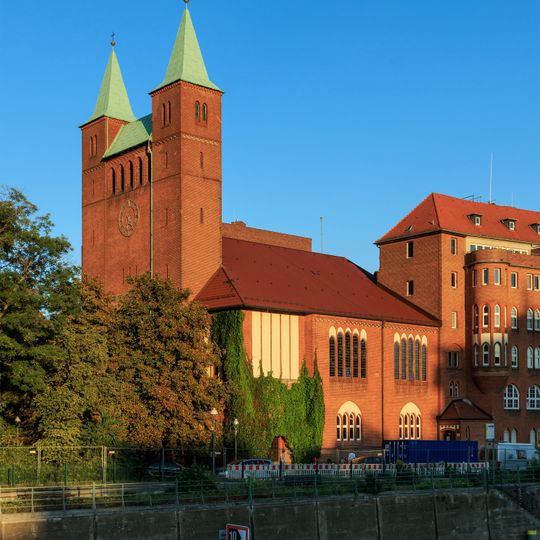 Ev. Erlöserkirche mit Gemeindehaus