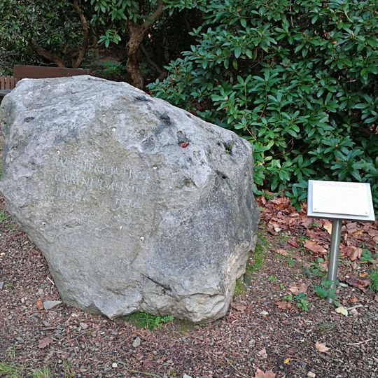 Gedenkstein für Wilhelm Weisse und zwei Gesangsfest-Gedenksteine Am Hutberg