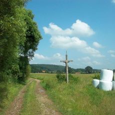 Kříž západně od Lučkovic