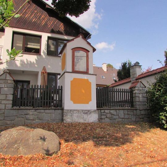 Boží muka na návsi v Rounku