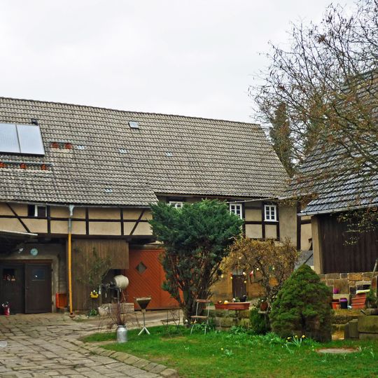 Scheune und Seitengebäude eines Vierseithofes sowie Toreinfahrt und Hofpflasterung Borngasse 13