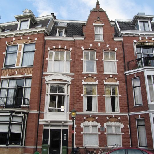 Pand in neo-renaissance trant. Rechts een puntgevel. Vensters met geblokte ontlastingsbogen