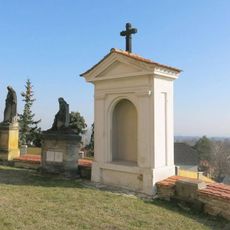 Kaplička u kostela v Černčicích