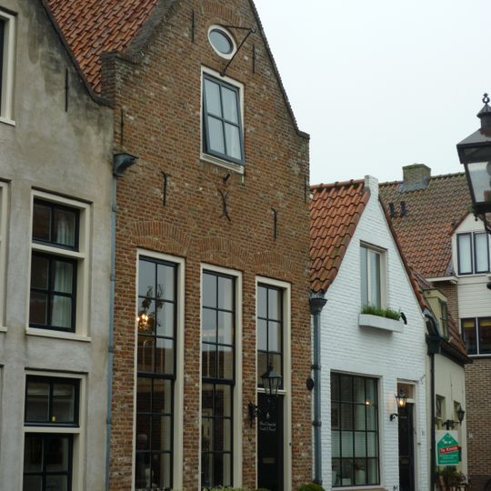 Pand met verminkte puntgevel