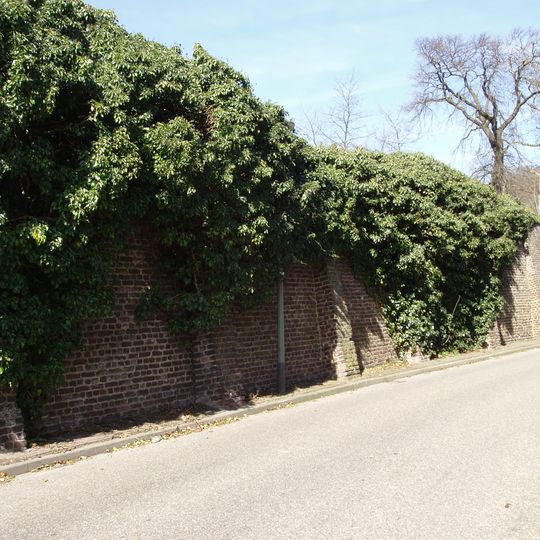 Amstenrade Castle: brick wall northeast and north of the gate to the vegetable garden