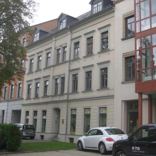 Mietshaus in geschlossener Bebauung mit Vorgarten Straße der Nationen 110
