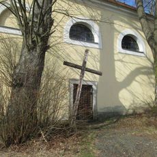 Kříž u Vidic u kostela