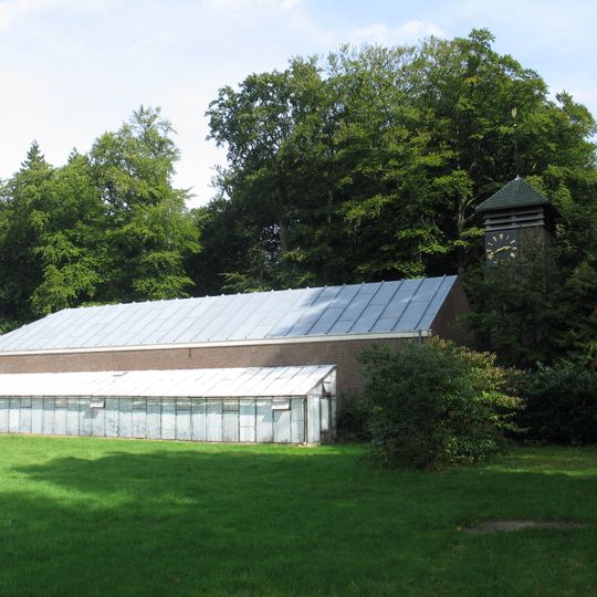 Huis Doorn: Garage met klokkentoren