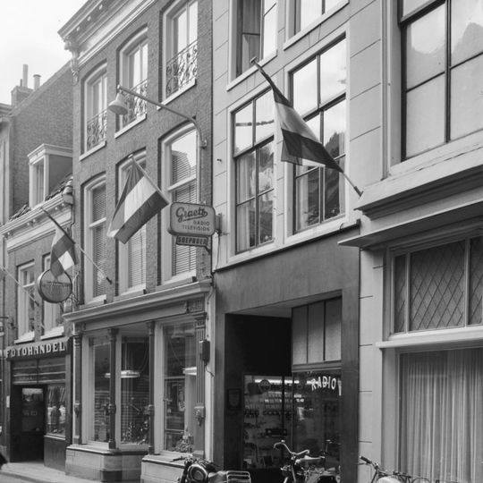 Pand waarvan de gevel bekroond is door lijst met twee rococo consoles