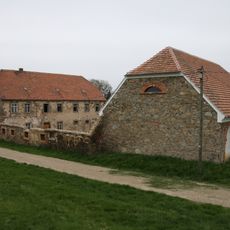 Wohnstallhaus und zwei Seitengebäude eines Dreiseithofes An der Hohle 10