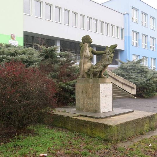 Socha Mír u školy v ulici Karla Čapka v Maršově