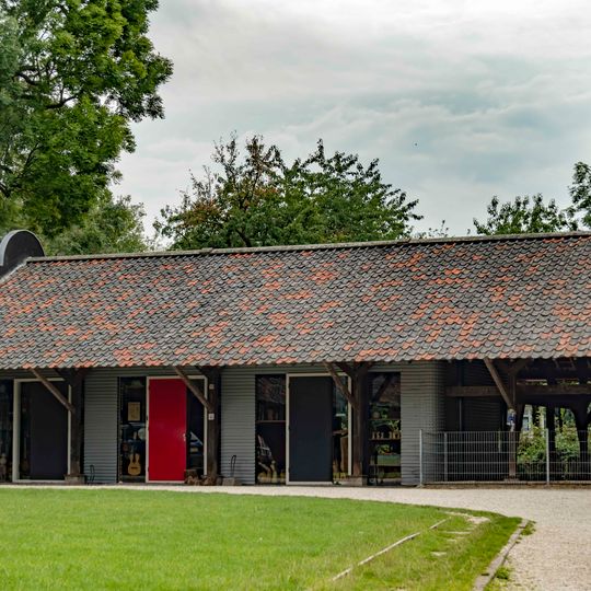 Terrein van "de Ster": westelijke open houtloods afkomstig van molen "De Bijgeval"