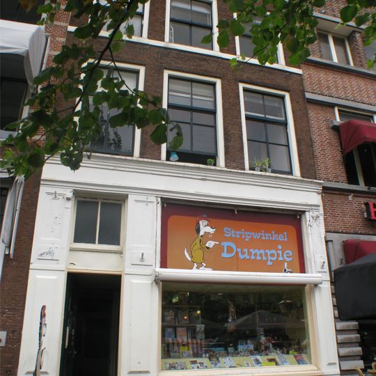 Pand met gevel met rechte kroonlijstconsoles, onderpui vernieuwd