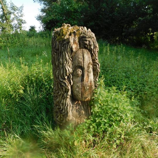 Dřevěná plastika Hlava u Konventního rybníka ve Velehradě