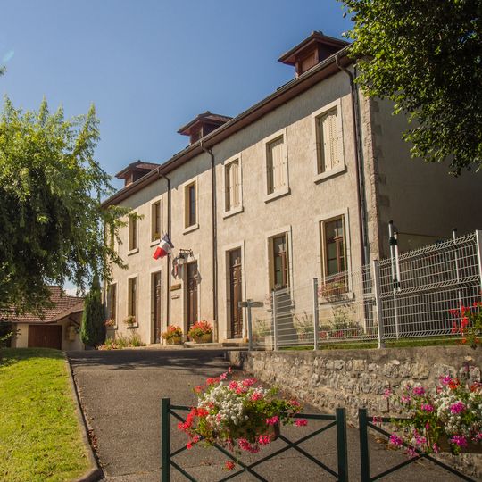 Town hall of Cressin-Rochefort