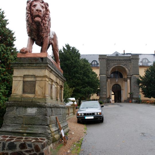 Socha lva před zámkem Zbiroh vlevo od brány